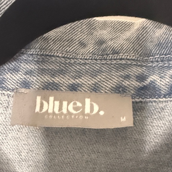 Stylish Denim Jacket with Fringe Accents - Picture 2 of 6